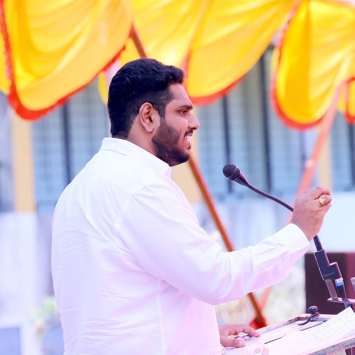 ॲड. विरेंद्र संजय मंडलिक सभेत भाषण करताना